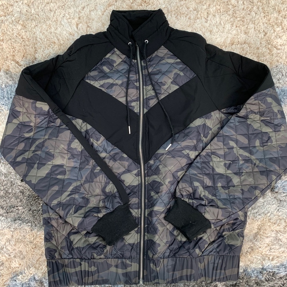 CAMO JACKET BRAND NEW (LARGE)
